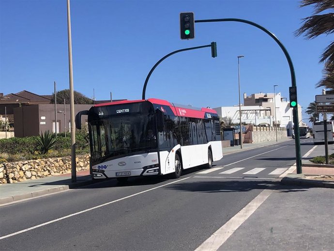 Archivo - Imagen de un autobús urbano de Almería.