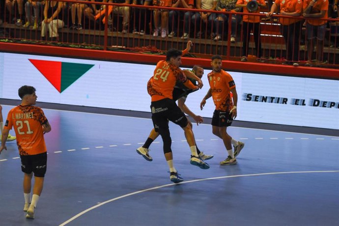 Archivo - Jokin Aja durante un partido con el Bathco Torrelavega