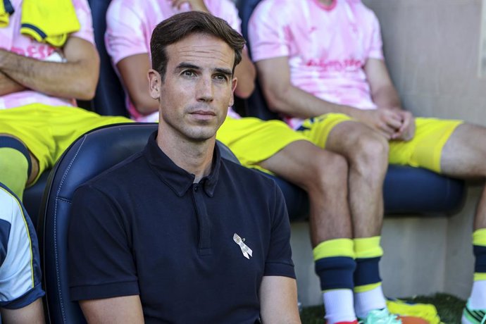 Inigo Perez, head coach of Villarreal CF, looks on during the Spanish league, LaLiga EA Sports, football match played between Villarreal CF and Elche CF at La Ceramica stadium on October 17, 2026, in Villarreal, Spain.
