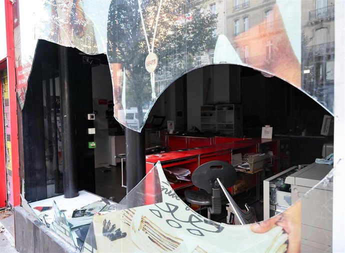 El cristal roto de un escaparate en una calle de París