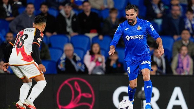 Daniel Carvajal ante Álvaro García en el Getafe CF-Rayo Vallecano de LaLiga EA Sports 26-27