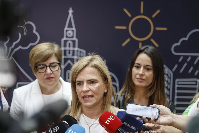 La delegada del Gobierno en la Comunidad Valenciana, Pilar Bernabé, atiende a medios en la conferencia internacional ‘De la crisis a la recuperación: Fortaleciendo la resiliencia regional ante los desastres’, a 6 de octubre de 2026, en Valencia.