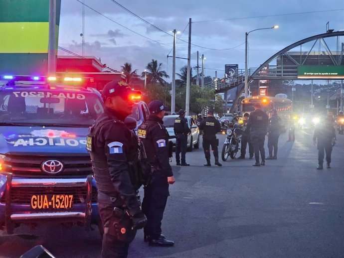 Agentes de la Policía Nacional Civil (PNC) de Guatemala desplegados en una operación en la zona 5 de la Ciudad de Guatemala tras el asesinato en esa misma área del exfiscal guatemalteco Juan Francisco Solórzano Foppa