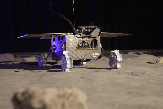 19 October 2026, Bavaria, Wessling: A test rover is parked on a test field during a demonstration marking the launch of the mission featuring the German-French rover "Idefix," which is scheduled to land on Mars' moon Phobos in 2029. Photo: Ehsan Monajati/