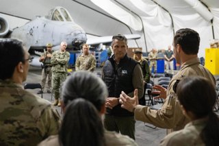 El secretario de Defensa de EEUU, Pete Hegseth, visita a las tropas norteamericanas del CENTCOM