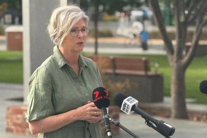 Archivo - La diputada australiana Helen Haines habla con la prensa