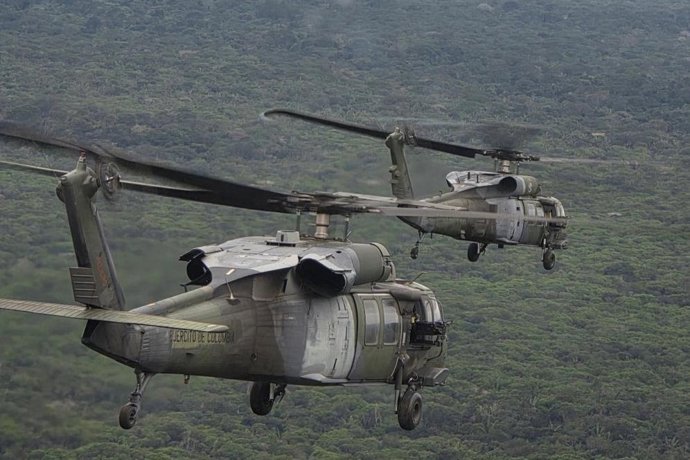 Dos helicópteros UH-60 Black Hawk del Ejército de Colombia sobrevuelan una zona selvática de Colombia