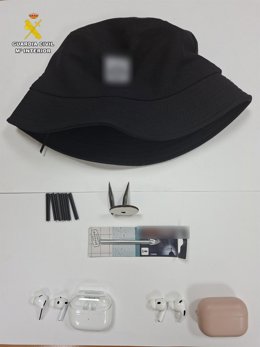 Objetos incautados durante la operación.