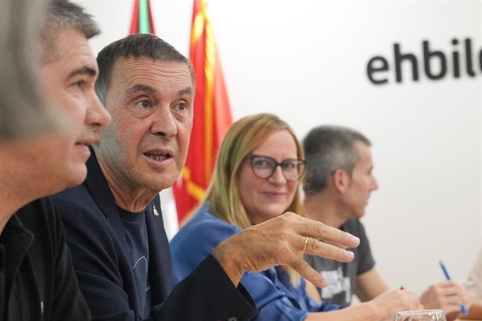 El secretario general de EH Bildu, Arnaldo Otegi, preside la Ejecutiva de Hegoalde de EH Bildu, a 5 de octubre de 2026, en Donostia/San Sebastián