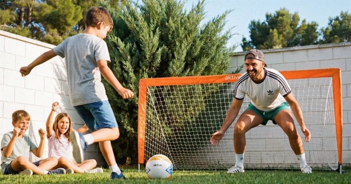 Familia disfrutando del fútbol con los productos de aktive