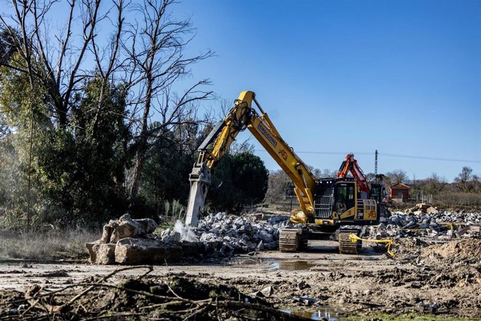 Archivo - Operarios trabajan en las obras de demolición de varios edificios, en los antiguos cuarteles de Campamento.