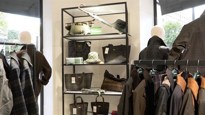 Percheros en una tienda de ropa