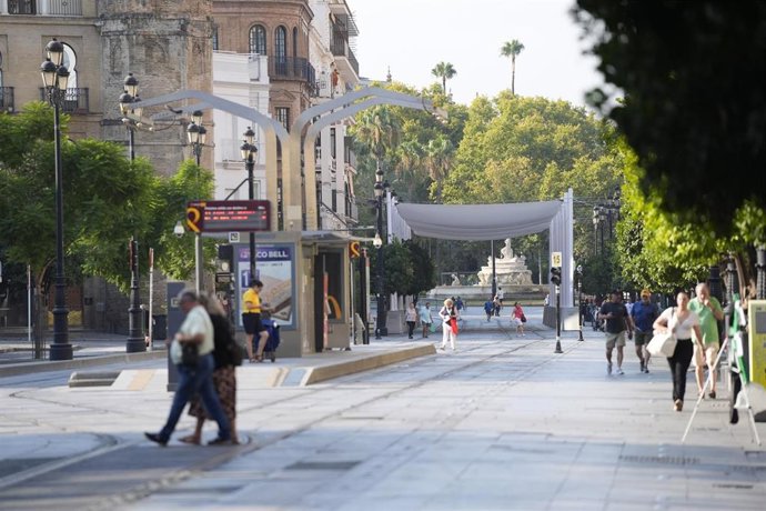 Archivo - Imágenes de archivo de la Avenida de la Constitución de Sevilla luciendo lostoldos instalados en 2025.
