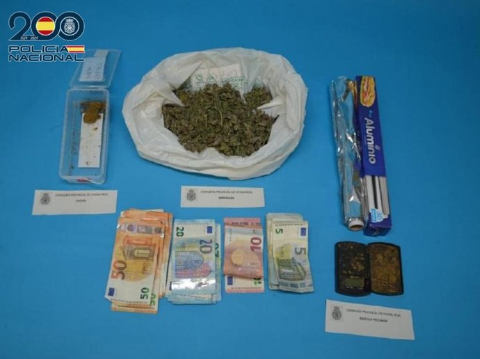 Tras un registro domiciliario se intervino diversa cantidad de sustancias estupefacientes y dinero en efectivo, procediendo a la detención de dos personas.