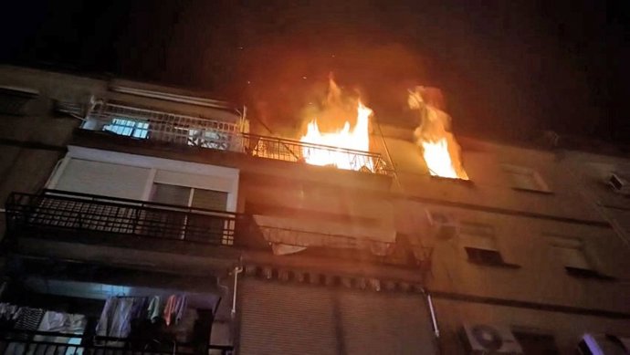 Llamas en la vivienda afectada por el incendio.