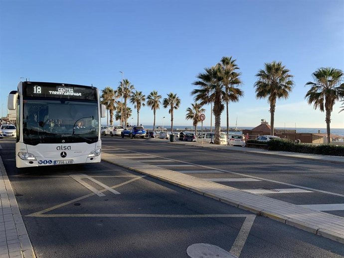 Archivo - Autobús urbano de la línea 18.