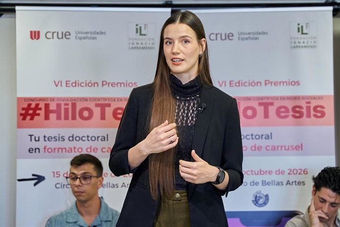 Natalia Martínez Reyes, doctora por la Universidad de León (ULE), recogió el diploma acreditativo de uno de los seis premios nacionales de la sexta edición de #HiloTesis.