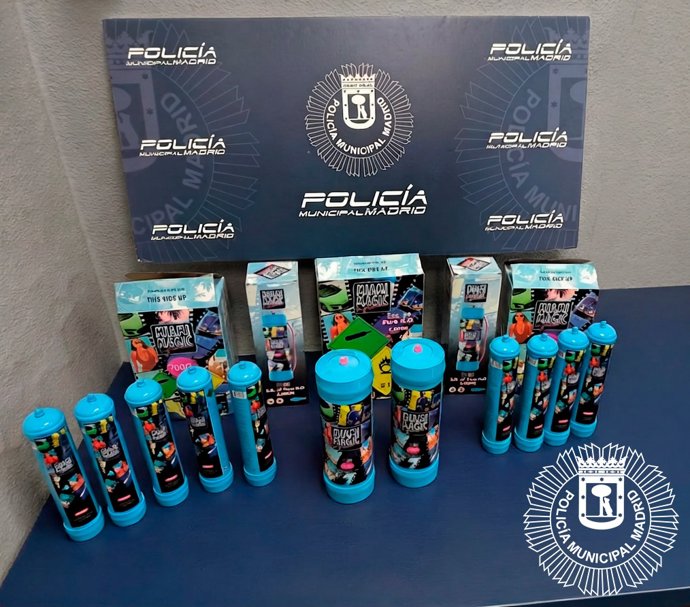 Archivo - Imagen de archivo de bombonas de óxido nitroso incautadas por la Policía Municipal de Madrid