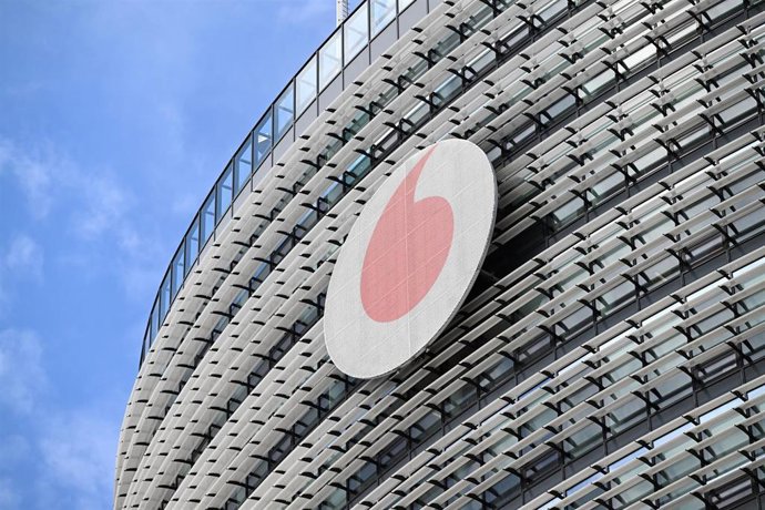 Archivo - FILED - 26 August 2026, North Rhine-Westphalia, Duesseldorf: The Vodafone logo can be seen on the Vodafone Campus. Photo: Federico Gambarini/dpa