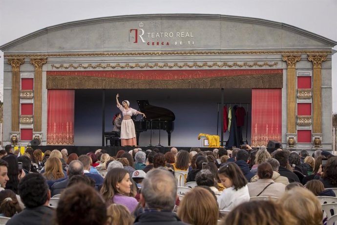 Representación lírica en el escenario itinerante del Teatro Real.