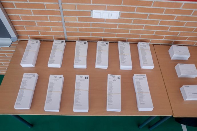 Archivo - Arquivo - Cédulas eleitorais de diversos partidos na escola CEIP Emperador Carlos V, em Getafe, que este ano funciona como seção eleitoral para as eleições gerais de 23 de junho, em 22 de julho de 2023, em Getafe, Madri (Espanha). Os espanhóis s