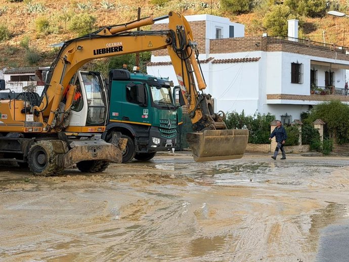 Barro en una carretera de Arcos tras un fuerte aguacero este pasado lunes a consecuencia de una borrasca.