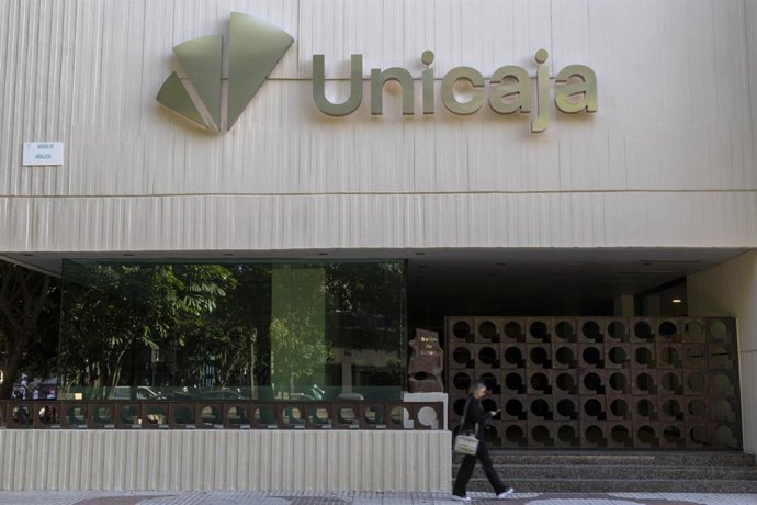 Fachada de un edificio Unicaja.