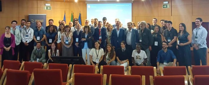 La profesora Elba Mauriz con organizadores y participantes en el ‘H2O & Sustainability Summit 2026’.