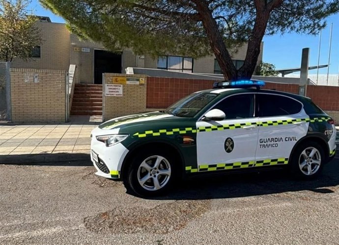 Guardia Civil en la sede de DGT en Cáceres