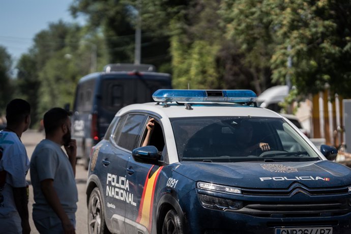 Archivo - Un coche de la Policía Nacional permanece en el sector seis de la Cañada Real Galiana tras una redada, a 2 de agosto de 2023, en Madrid (España)
