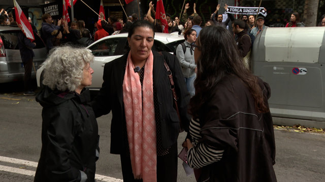 Unas 50 personas se concentran para evitar el desahucio de una vecina de El Clot