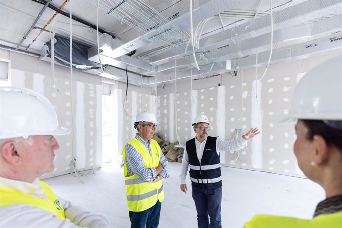 El presidente de la Diputación de Málaga, Francisco Salado, durante la visita a las obras del nuevo parque de bomberos de Rincón de la Victoria