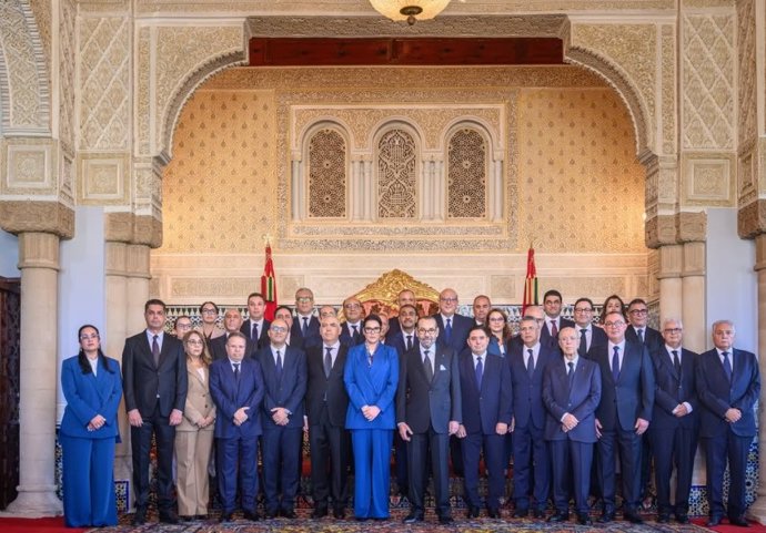 La nueva primera ministra de Marruecos, Fátima el Mansuri, junto a su gabinete.