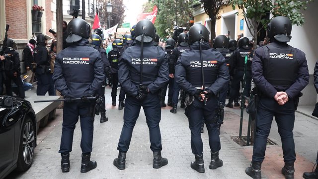 Policías acordonan el acto en el que está la presidenta de la Comunidad de Madrid durante una concentración con motivo de la huelga indefinida de educación, ante la Consejería de Educación de la Comunidad de Madrid, a 19 de octubre de 2026, en Madrid (Esp