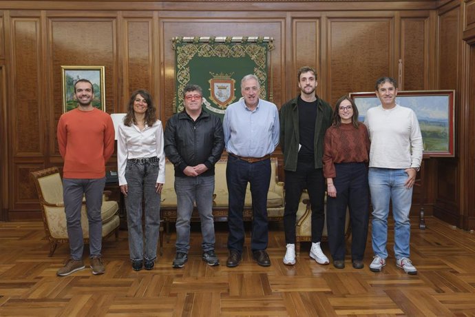 El alcalde de Pamplona recibe a la nueva junta directiva de la banda de música La Pamplonesa.