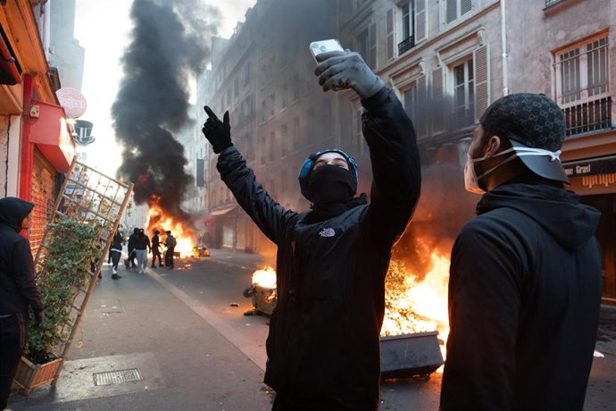 Paris, France: IPA89895758 - Paris, protest on October 18 near Place de la République; protesters clashing with police, fires, and barricades,Image: 1144647384, License: Rights-managed, Restrictions: * Italy Rights OUT *, Model Release: no  , Credit line: