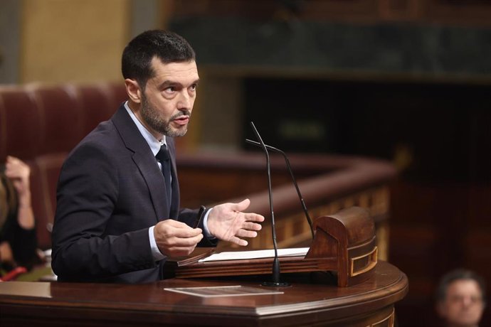 El ministro de Derechos Sociales, Consumo y Agenda 2030, Pablo Bustinduy, durante una sesión plenaria, en el Congreso de los Diputados, a 2 de octubre de 2026, en Madrid (España). 