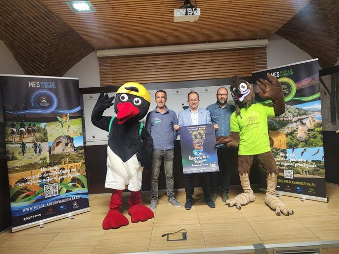 Foto de familia con las mascotas Raya y Berto en la presentación del X Mes de las Reservas de la Biosfera de Tajo Internacional y Monfragüe
