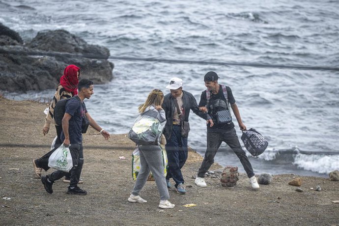 Agentes da Polícia Nacional intervêm durante o processo de remoção do aglomerado de migrantes na praia de El Trampolín, em 5 de outubro de 2026, em Ceuta (Espanha). A Polícia Nacional escolta os ônibus lotados de migrantes que estão sendo removidos