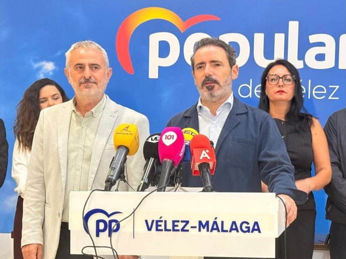 El secretario general del PP de Málaga,*José Ramón Carmona, junto con Jesús María Claros, apuesta del PP para liderar Vélez-Málaga