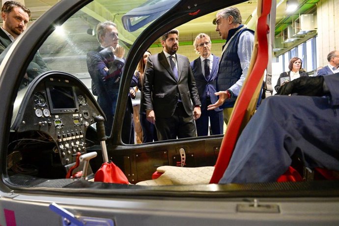El presidente de la Comunidad, Fernando López Miras, conoce la tecnología de una empresa de la Región