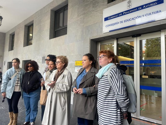 La diputada del PP de Asturias Gloria García y familias del CEE de Latores.
