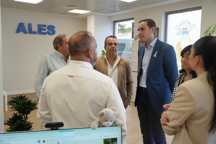 El presidente de la Diputación de Jaén, Juan Latorre (3i), con responsables de ALES.
