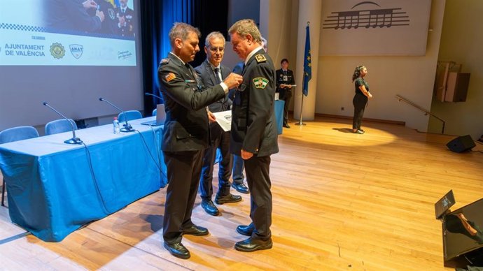 El jefe de la Policía Local de Sevilla, Antonio Luis Moreno recibiendo el reconocimiento de referente nacional en el VI Congreso Nacional de Agentes Tutores celebrado en Valencia