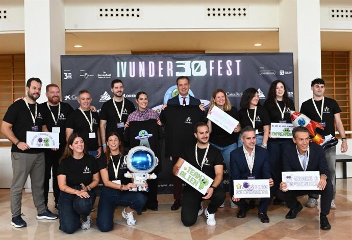 El consejero de Juventud, Marcos Ortuño, la presidenta de la Asociación de Jóvenes Empresarios, Almudena Abellán, y la directora general de Juventud, Carmen María Muñoz, junto con participantes en el IV Under 30 Fest
