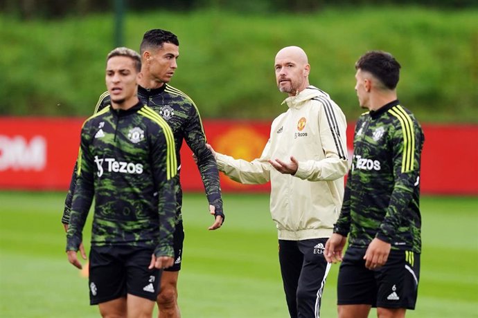 Archivo - Erik ten Hag habla con Cristiano Ronaldo durante un entrenamiento del Manchester United