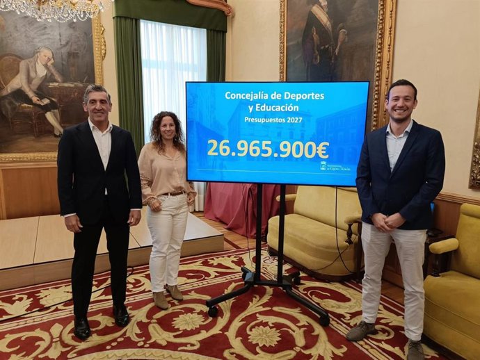 El concejal de Deportes y Educación del Ayuntamiento de Gijón, Jorge Pañeda (izda), presenta los presupuestos de sus áreas para 2027.