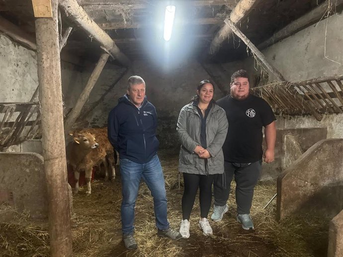 El gerente del Banco de Tierras, José Ramón Feito, junto al matrimonio.