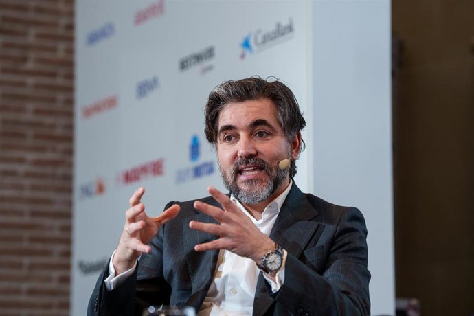 Archivo - El CEO de Santander España, Ignacio Juliá, interviene durante el V Observatorio de las Finanzas organizado por El Español e Invertia, en el auditorio de la Universidad Camilo José Cela de la sede de Almagro, a 18 de marzo de 2025, en Madrid (Esp