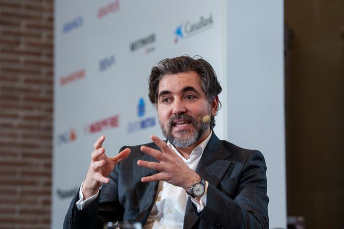 Archivo - El CEO de Santander España, Ignacio Juliá, interviene durante el V Observatorio de las Finanzas organizado por El Español e Invertia, en el auditorio de la Universidad Camilo José Cela de la sede de Almagro, a 18 de marzo de 2025, en Madrid (Esp